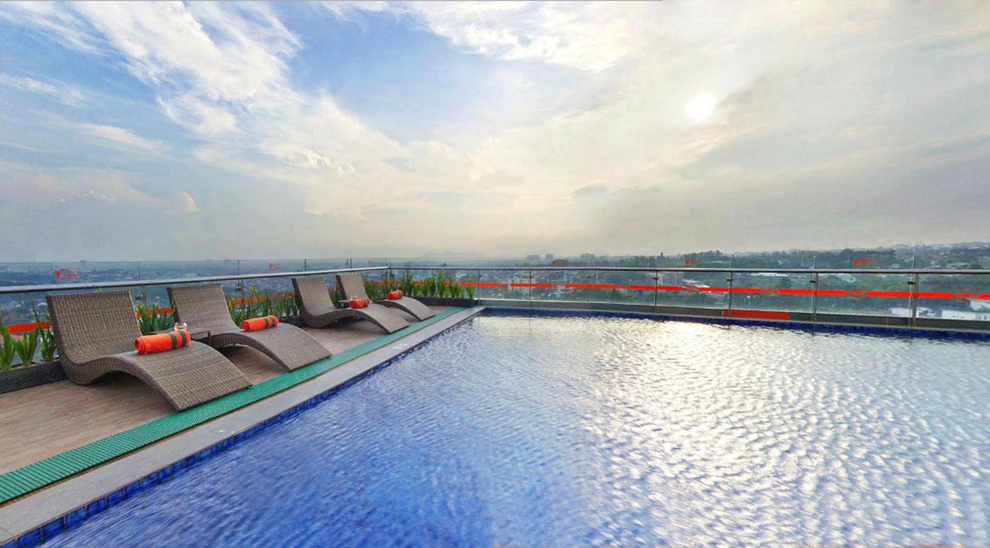 Harris Hotel & Conventions Ciumbuleuit Bandung Exterior foto