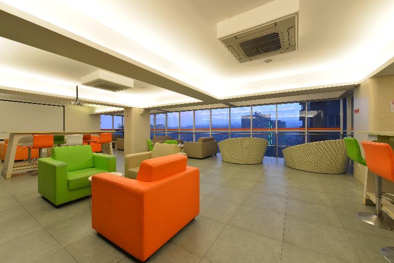 Harris Hotel & Conventions Ciumbuleuit Bandung Exterior foto