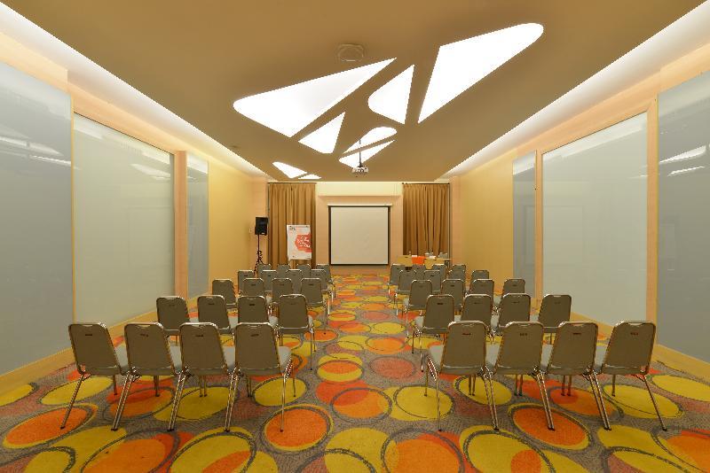 Harris Hotel & Conventions Ciumbuleuit Bandung Exterior foto
