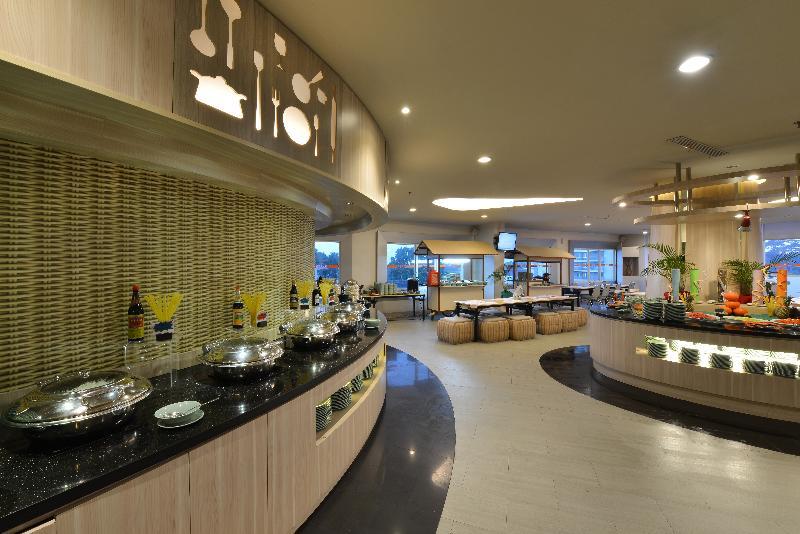 Harris Hotel & Conventions Ciumbuleuit Bandung Exterior foto